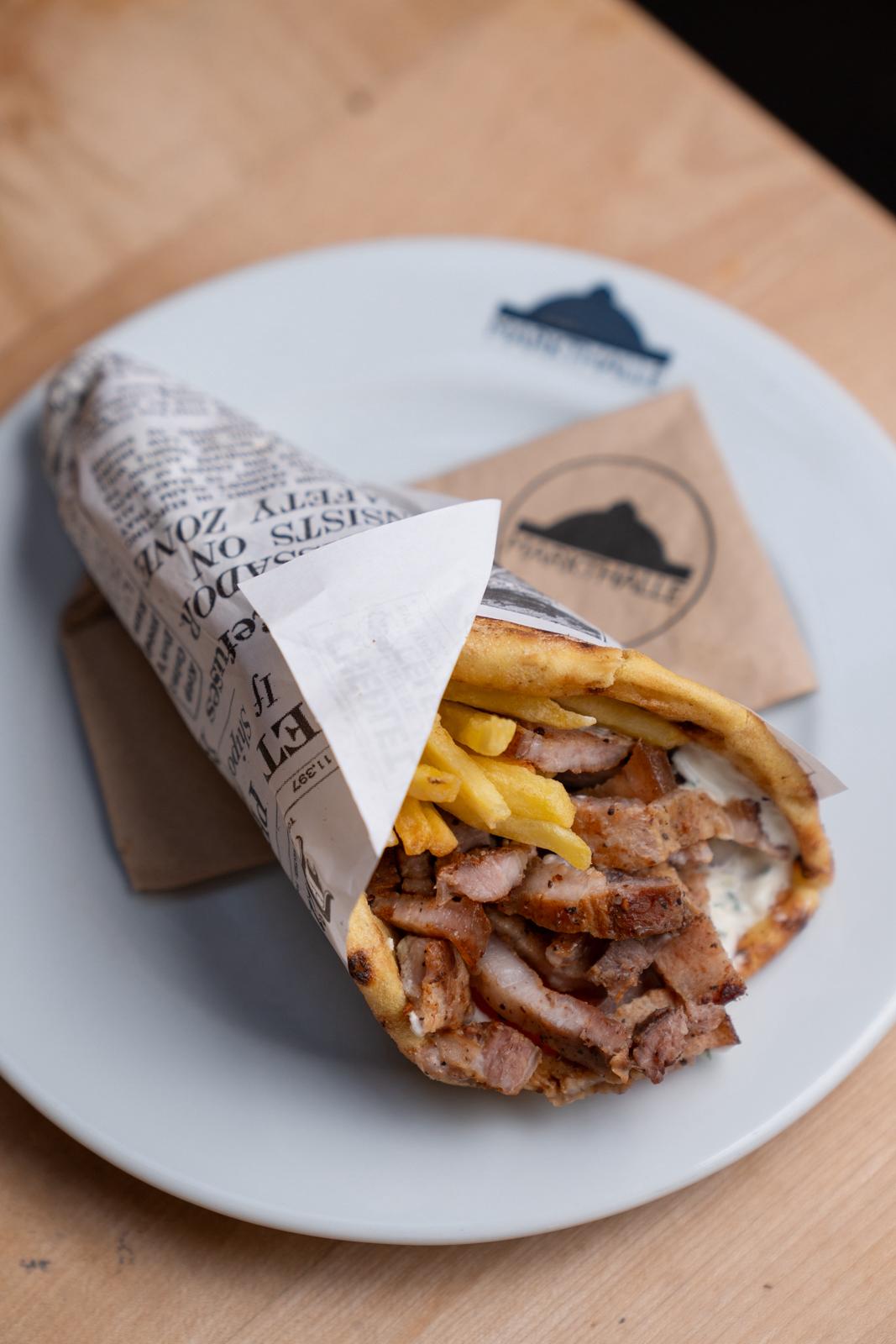 Griechische Pita mit Schweinebauch, Tomaten und Tzatziki